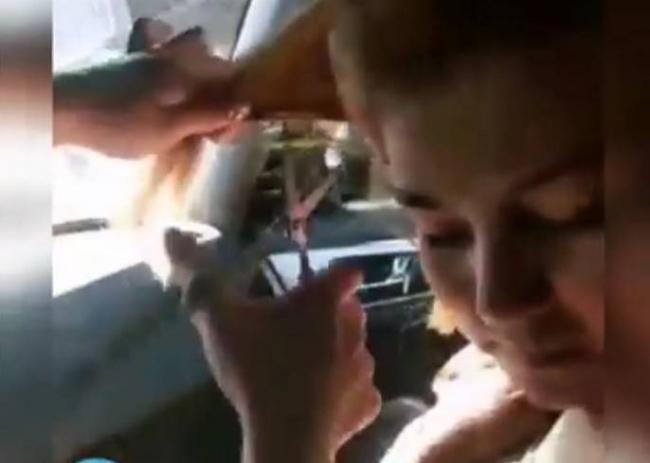 "Самосуд" видео: Машинада аёл бировнинг оиласини бузишда гумонланган қизнинг сочини кесиб ташлади