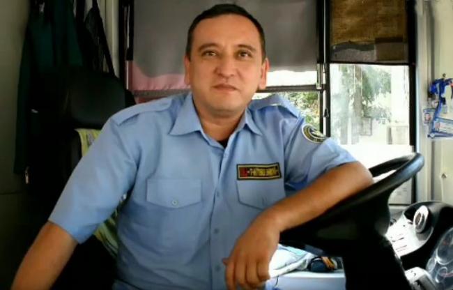 Видео: Тошкентда автобус ҳайдовчиси хушини йўқотган йўловчиини тезкорлик билан шифохонага олиб борди