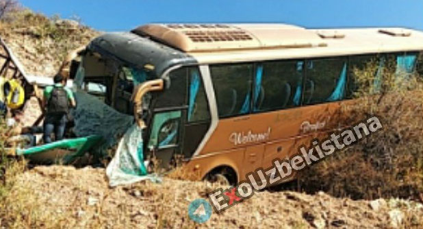Фото: Тошкент вилоятида туристик автобус жарликка қулади