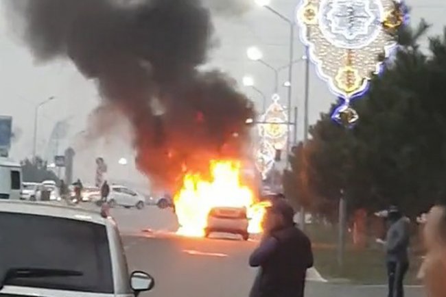 Видео: Наманганда ҳаракатланиб кетаётган Нексия-2 ёниб кетди