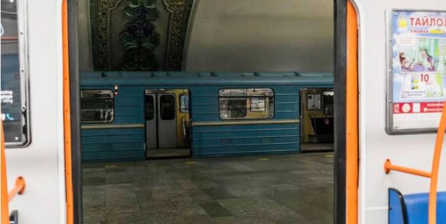 Видео: Тошкент метросида поезд эшиклари очиқ ҳолда ҳаракатлангани учун 3 нафар ходим ишдан олинди