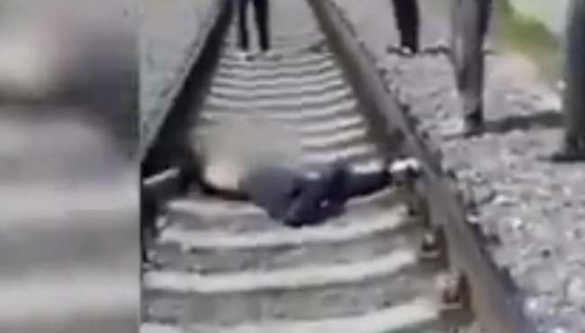 Видео: Андижонда қулоқчин тақиб келаётган йигитни поезд босиб кетди