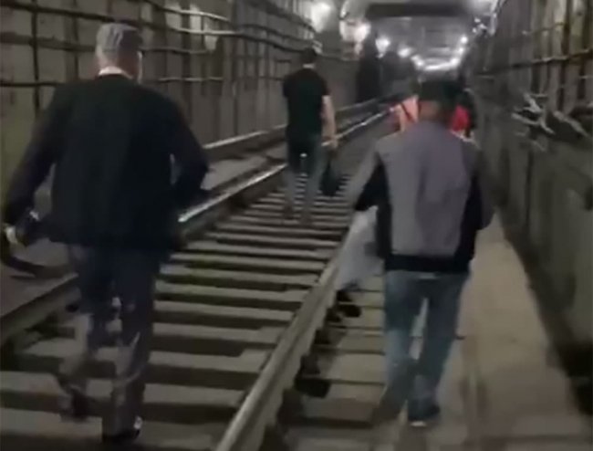 Тошкент метросида поезд тўхтаб қолгани ва йўловчилар эвакуация қилингани сабаби маълум қилинди