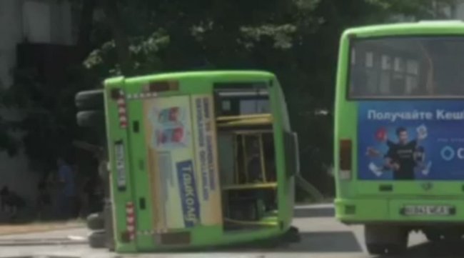 Видео: Тошкентда Матиз автобусни ағдариб юборди. Жабрланганлар борлиги айтилмоқа