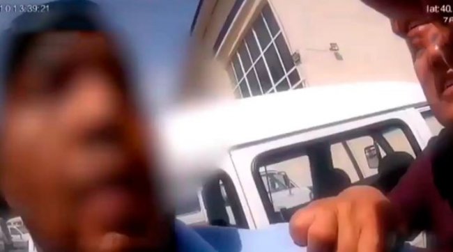 Видео: Андижонда ҳайдовчи ЙПХ ходимини калтаклаб, пичоқ билан қўрқитди