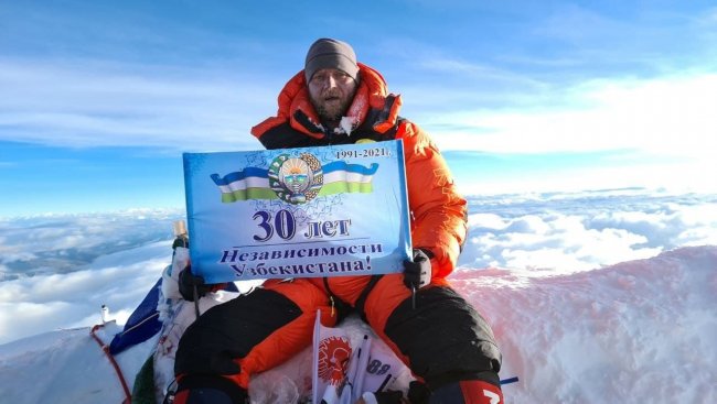 Фото: Ўзбекистонлик алпинист Эверестга чиқиб, байроқ ва Президент суратини кўтарди