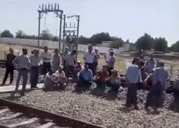 Видео: Чироқчида аҳоли ҳоким сўзида турмагани учун поезд йўлини тўсиб қўйди