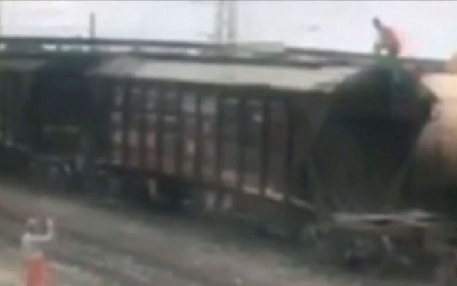Андижонда TikTok’га видео олиш учун поезд устига чиққан болани ток урди. Унинг аҳволи оғир экани айтилмоқда
