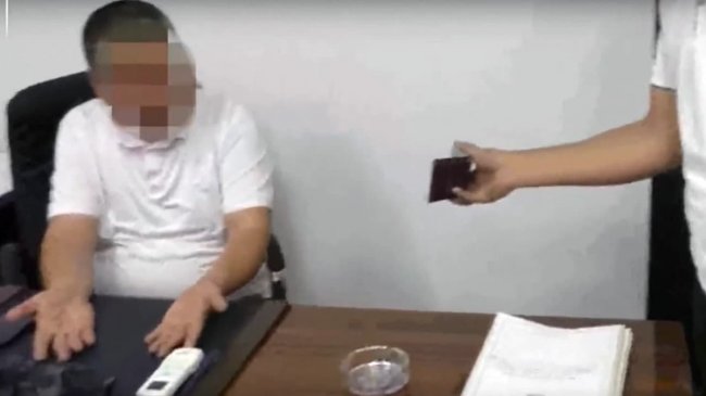 Видео: Ўзбекистонда пора олаётган мансабдор ва адвокат қўлга тушди