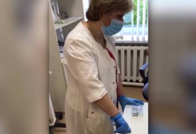 Ўзбекистонда фуқаро вакцина ўрнига сув билан эмлангани айтилган видеога муносабат билдирилди