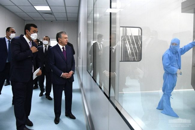Президент коронавирусга қарши вакцина ишлаб чиқариладиган корхонани бориб кўрди