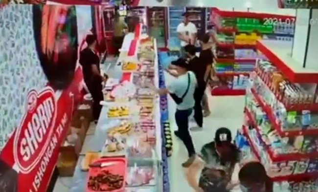 Видео: Қаршида бир гуруҳ ёшлар супермаркет сотувчисига совуқ қуроллар билан ҳужум қилди