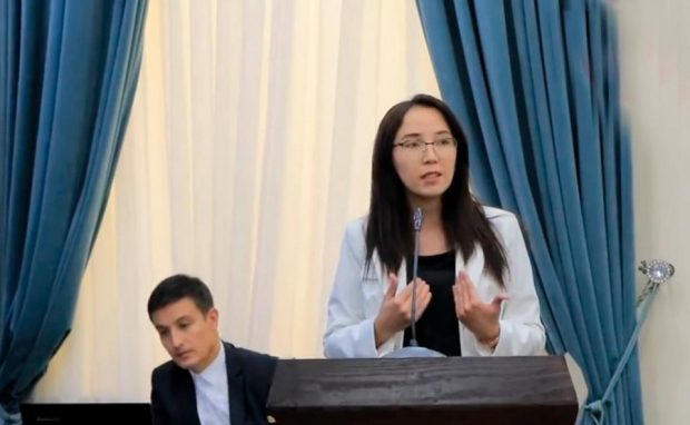 Ўзбек журналисти мансабдорлар рус тилидан фойдаланишини танқид қилди