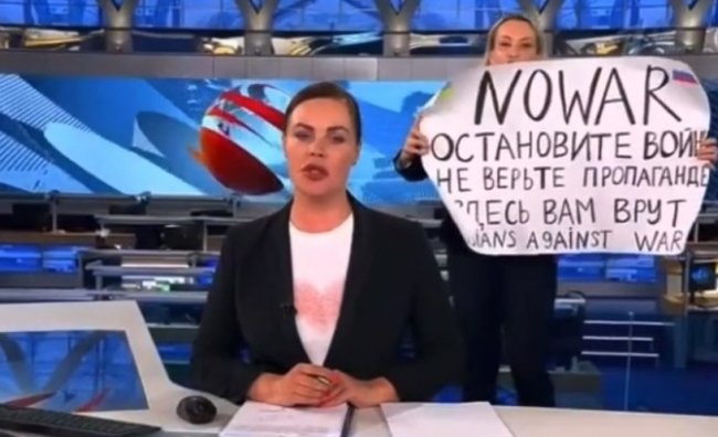 “Сизни алдашяпти” – Россия телеканалларидан бирида кутилмаган воқеа рўй берди – видео