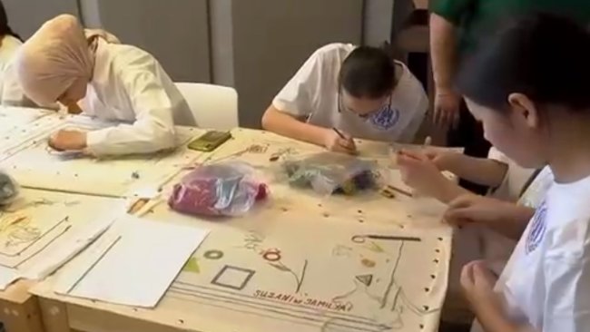 Учеников 9-го класса 52-й специализированной школы Ташкента обучают дизайну