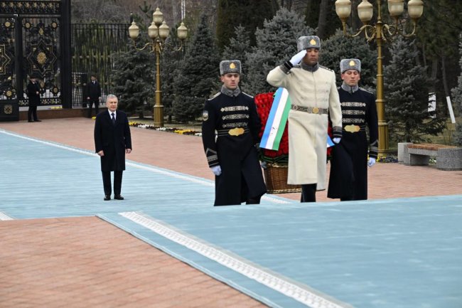 Шавкат Мирзиёев возложил цветы к памятнику Исламу Каримову