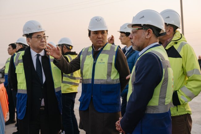 Заместитель премьер-министра Монголии посетил солнечную фотоэлектрическую станцию в Ташкентской области