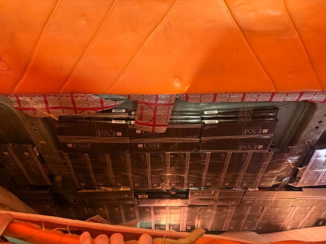 В Сурхандарье водитель грузовика пытался провезти через таможню контрабанду сигарет