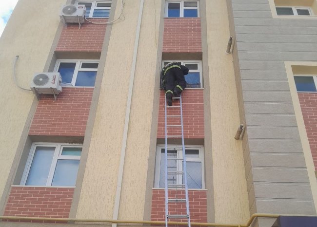 В Бухарской области сотрудники МЧС спасли ребёнка, который находился один дома
