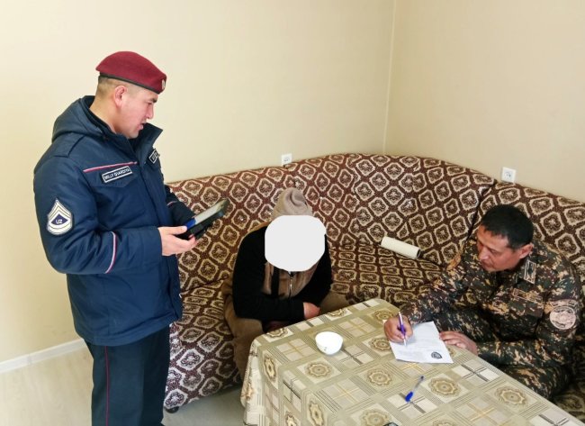 В Намангане женщина пыталась продать сокола на птичьем рынке