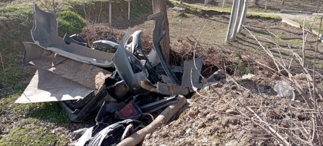 В Джизаке оштрафовали мужчину, который устроил на улице свалку старых бамперов от автомобилей