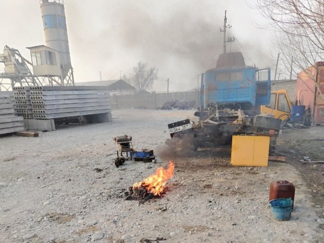 В Ферганской области экологи наказали мужчину за сжигание мусора