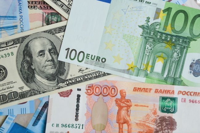 В Узбекистане курс доллар продолжает падение, а рубль дорожает