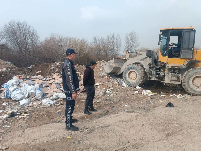 В Ташкентской области мужчине пришлось убирать за собой мусор и платить более 1 млн штрафа