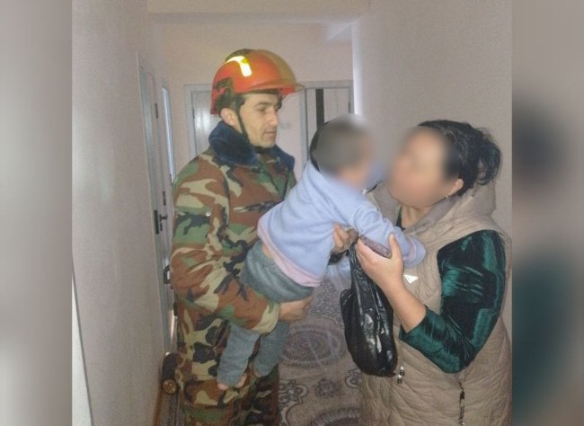 В Карши сотрудники МЧС спасли 3-летнего ребёнка, который остался в квартире один