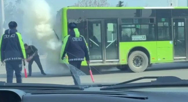 Рядом с «Tashkent City» задымился пассажирский автобус