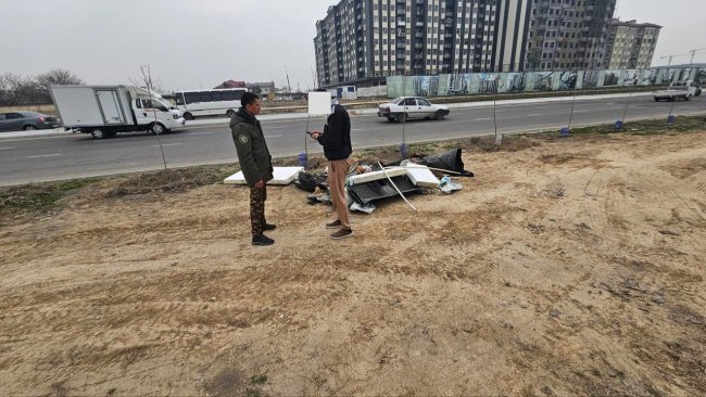 В Ташкенте мужчина ремонтировал автомобиль у обочины и не убрал за собой мусор