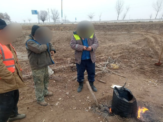 В Каракалпакстане мужчина оштрафован за розжиг костра для плавления гудрона