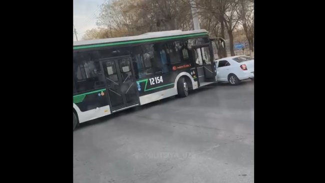 В Ташкенте автобус маршрута №40 стал участником мелкого ДТП