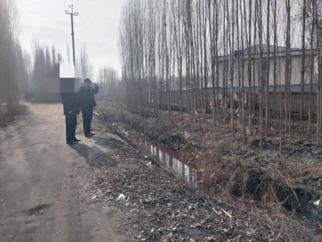 В Ферганской области два гражданина сливали отходы текстильного цеха в арык и теперь заплатят штраф