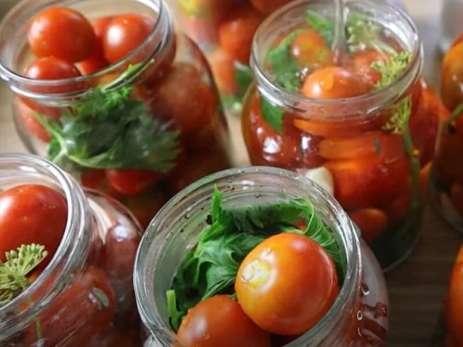 В Бухарской области женщина скончалась из-за консервированных помидоров