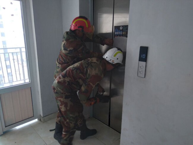 В Карши четверо детей застряли в лифте