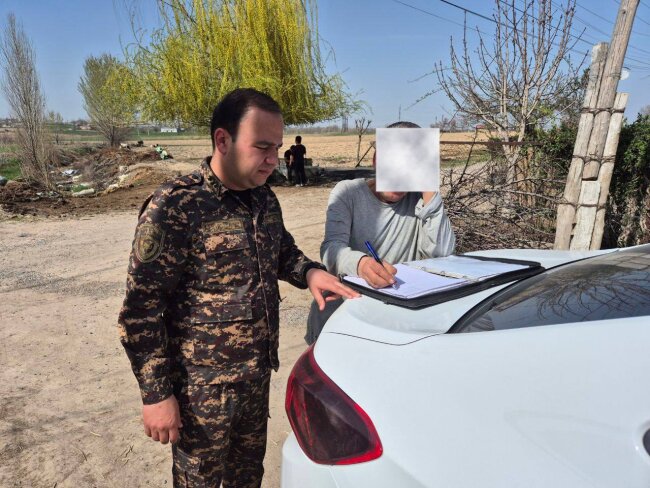 В Ташкентской области мужчина удобрял землю помоями и получил за это штраф