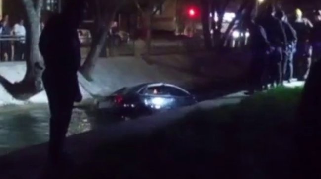 В Ташкенте водитель автомобиля Lacetti не справился с управлением и вылетел с дороги в канал