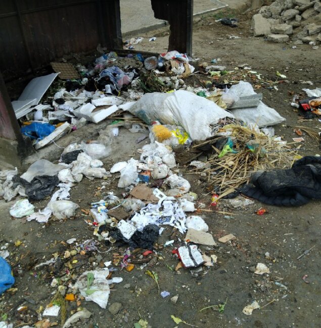 В Кашкадарье мужчине было лень ходить выбрасывать мусор и он организовал свалку рядом со своим домом