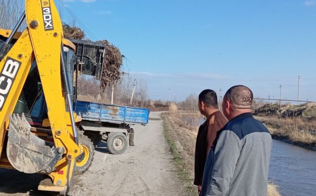 В Самарканде люди превратили в свалку берега канала Нарпай