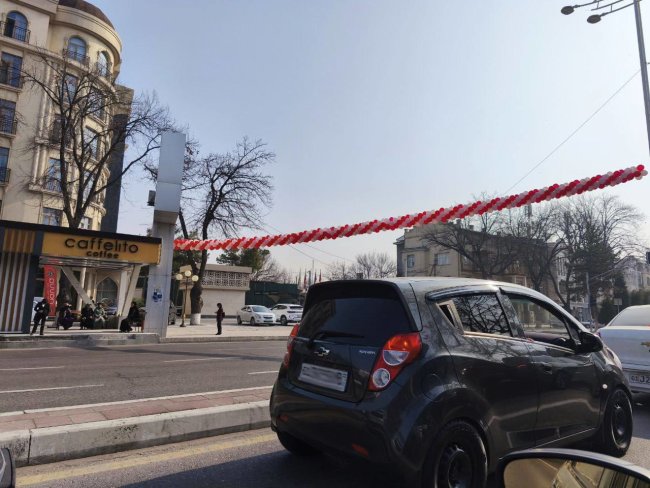 В Ташкенте гражданин получил штраф за подвешенные воздушные шары