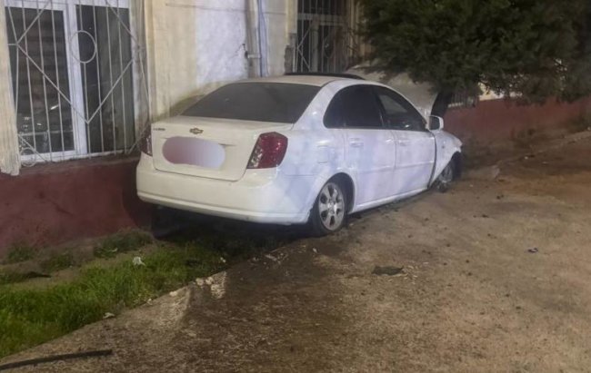 В Ташкенте водителю Lacetti потребовалась медицинская помощь после ДТП