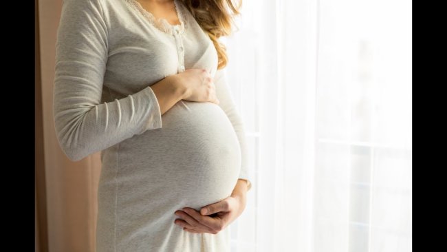 На каком основании в Узбекистане могут перевести беременную женщину на более лёгкую работу?