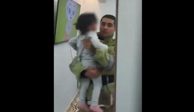 В Сергелийском районе двое детей остались заперты в комнате, сотрудники МЧС пришли на помощь