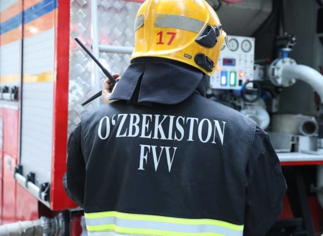 С утра в Сергелийском районе загорелось строящееся здание