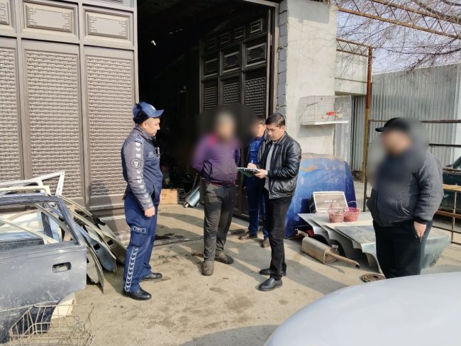 В Джизаке сотрудника автосервиса оштрафовали за загрязнение экологии