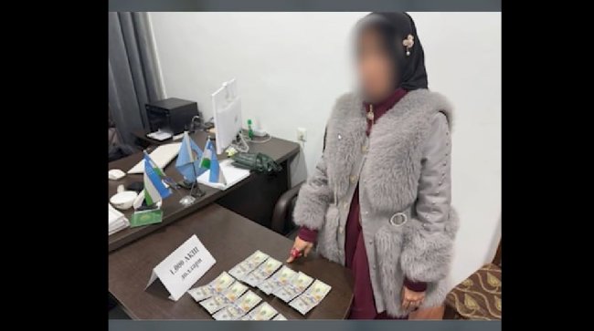 В Андижане задержали сотрудницу туристической фирмы при получении $1 000