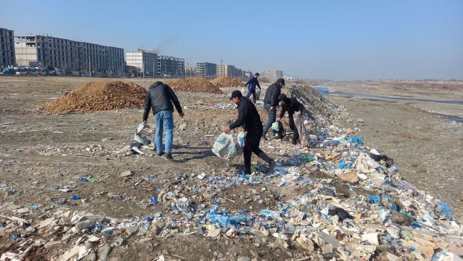 В Самарканде экологи провели очистку территории рядом с рекой Зарафшан