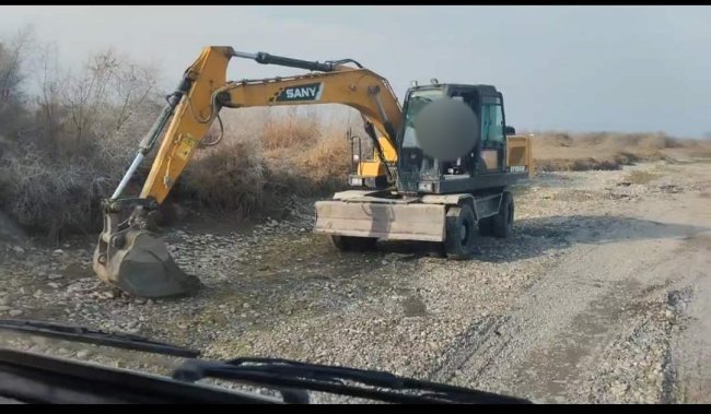 В Самарканде водитель экскаватора заплатит почти 70 млн сумов штрафа за незаконную добычу песчано-гравийной смеси