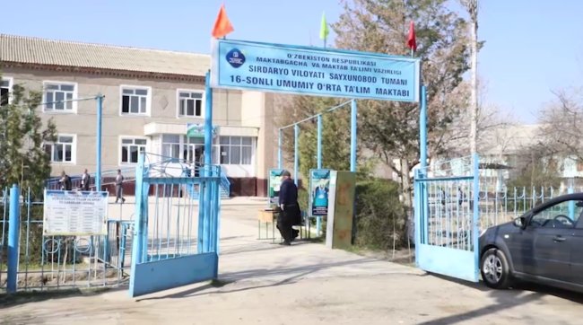 Суды Сырдарьинской области передали различные книги для библиотеки общеобразовательной школы